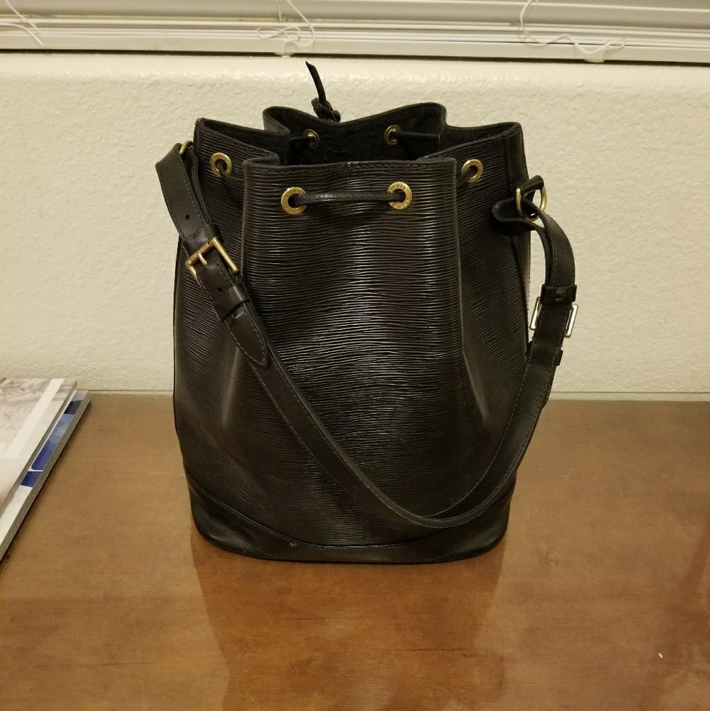 LOUIS VUITTON

BLACK EPI NOÉ
